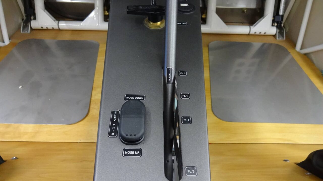 Mittelkonsole beschriftet, Bodenbleche angepasst