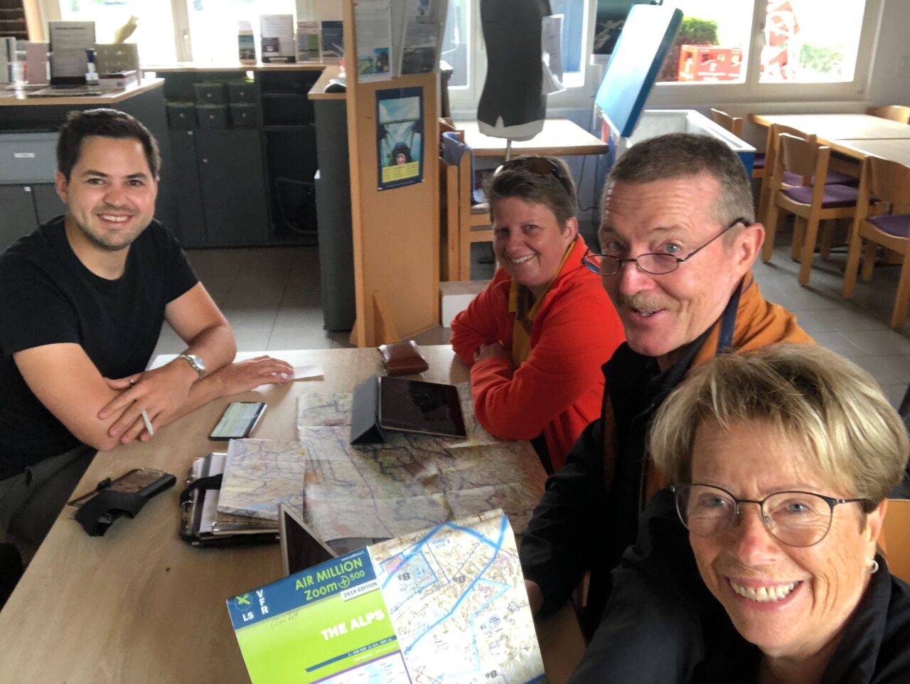 Flugplanung im Clubraum in Lommis